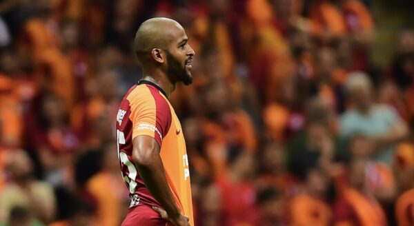 ខ្សែការពារ Galatasaray វាយមិត្តរួមក្រុមខ្លួនឯងពេលកំពុងប្រកួតនិងរងពិន័យកាតក្រហម