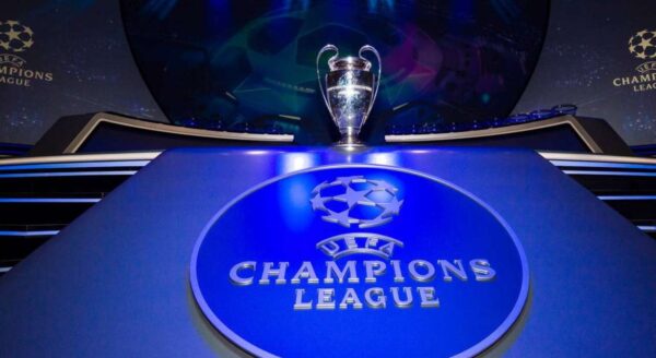 មានតែមួយក្រុមប៉ុណ្ណោះ ដែលឈរកំពូលតារាងនៅក្នុងលីគផង និងនៅ Champions League ផង